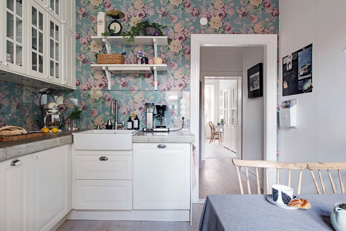 kertas dinding dengan corak bunga di dapur