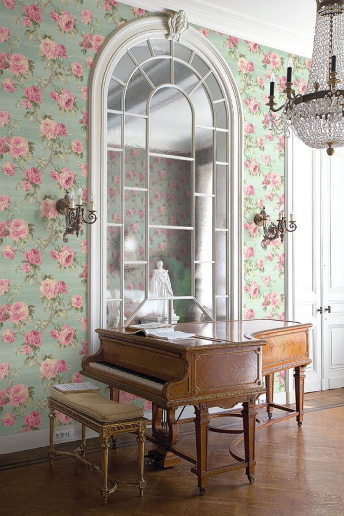 květinové tapety v klasickém interiéru