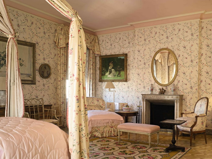 behang met bloemmotief in de slaapkamer in vintage effect