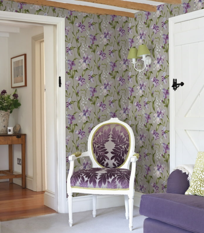 behang met irissen in het interieur
