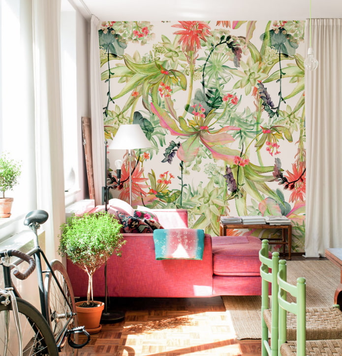 paper pintat amb flors tropicals a l'interior
