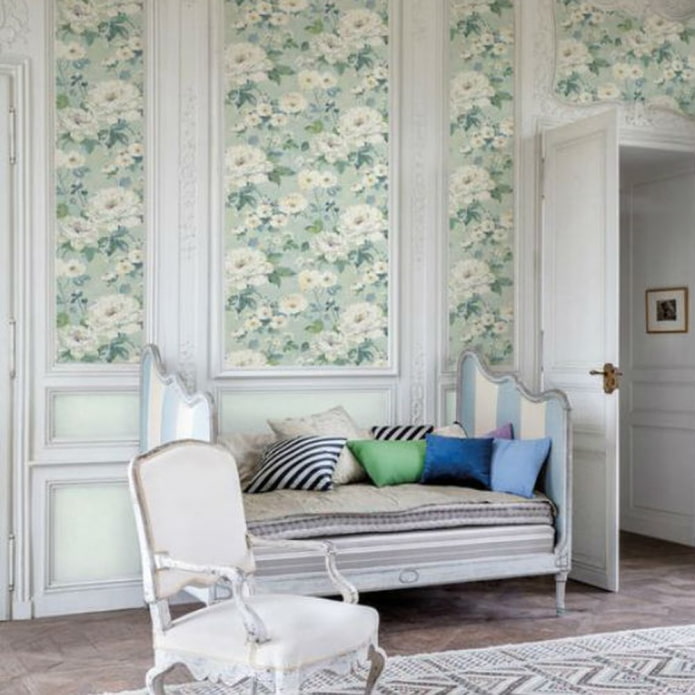 paper pintat floral en un interior clàssic