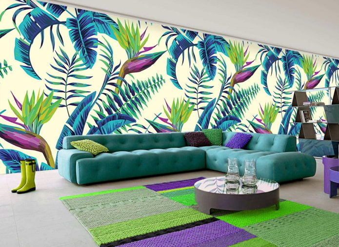 paper pintat amb flors tropicals a la sala d'estar