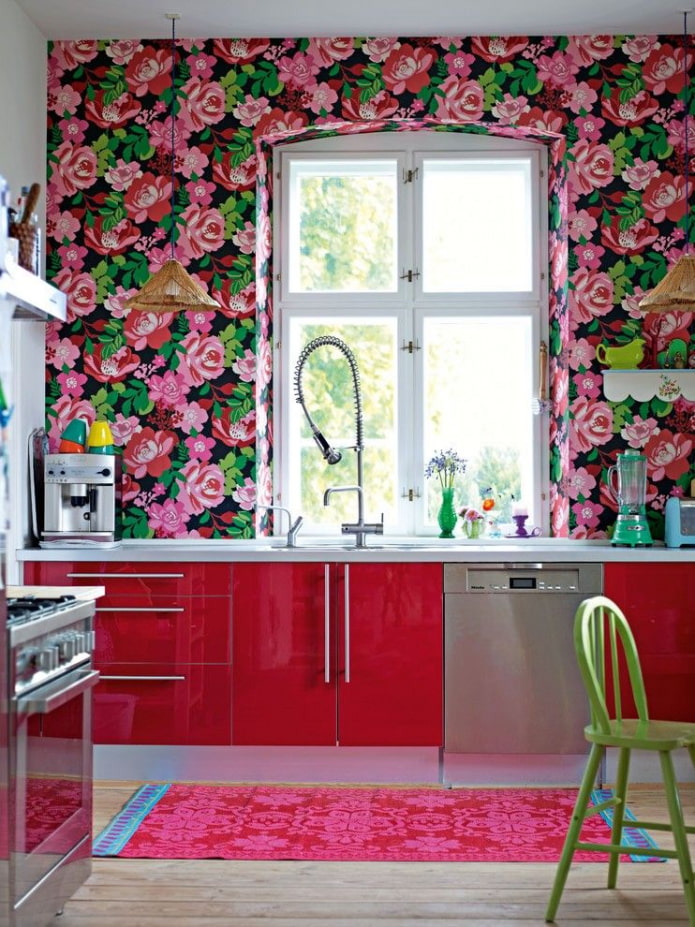 טפט עם דוגמת פרחים בפנים המטבח
