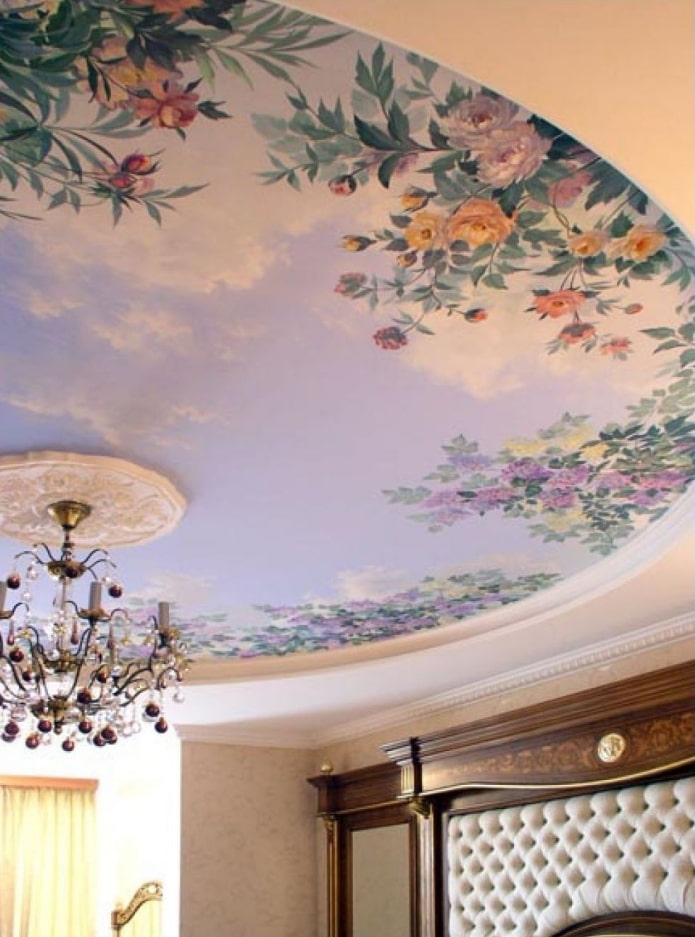 interiér se stropní tapetou pod freskou