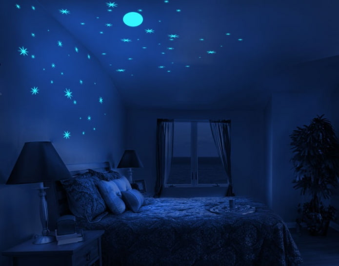 strop s zářícími hvězdami