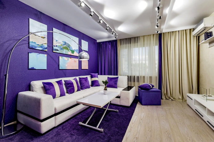balts dīvāns violets tapetes