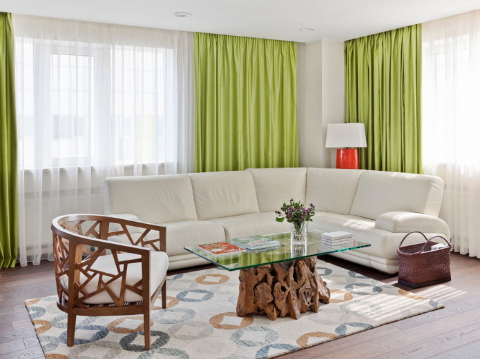 zielone zasłony i biała sofa
