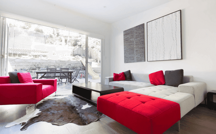 Biała i czerwona sofa