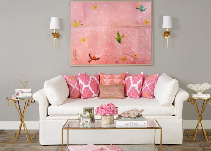 Sofa kecil berwarna putih dan merah jambu
