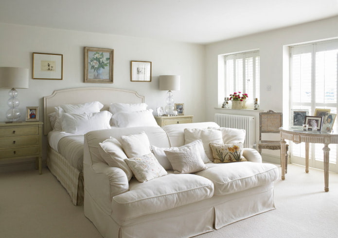 canapea albă în dormitor
