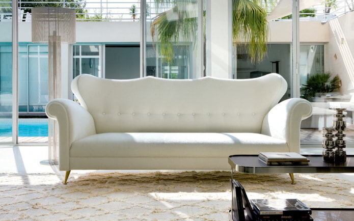 balts klasiskais dīvāns