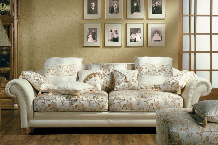 флорална рисунка върху дивана