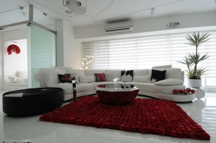 raudonas kilimas ir balta sofa