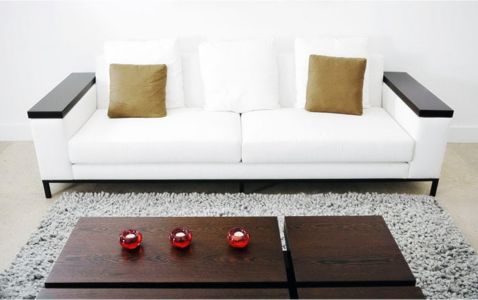 Sofa z drewnianymi podłokietnikami