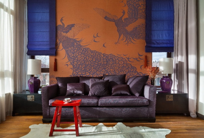 obývací pokoj s oranžovo fialovou tapetou