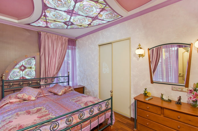 Gaiši rozā tapetes guļamistabā
