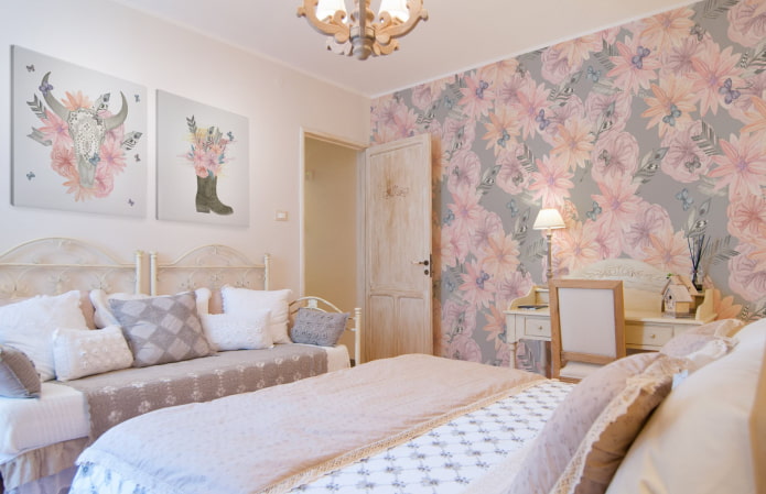 šedo-ružová tapeta v spálni