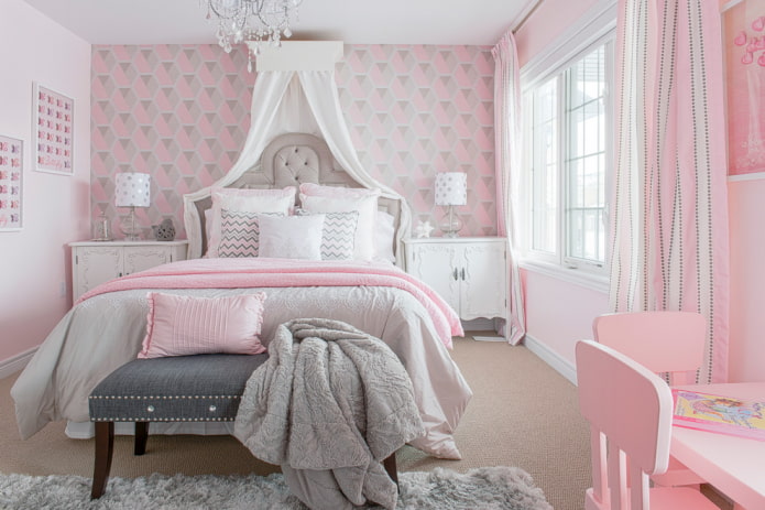 szaro-różowa tapeta w sypialni