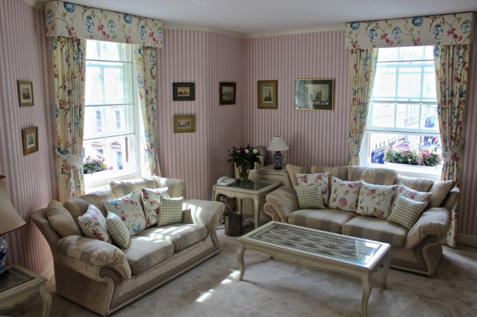 dzīvojamā istabā baltas un rozā svītrainas tapetes