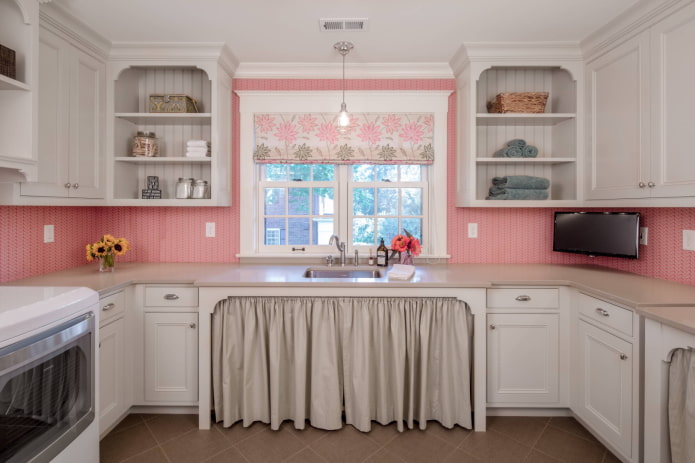 różowa tapeta w kuchni