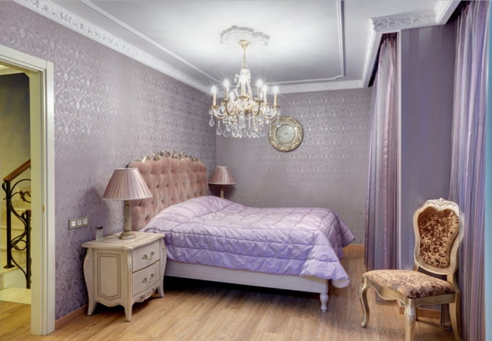 violetiniai tapetai miegamajame