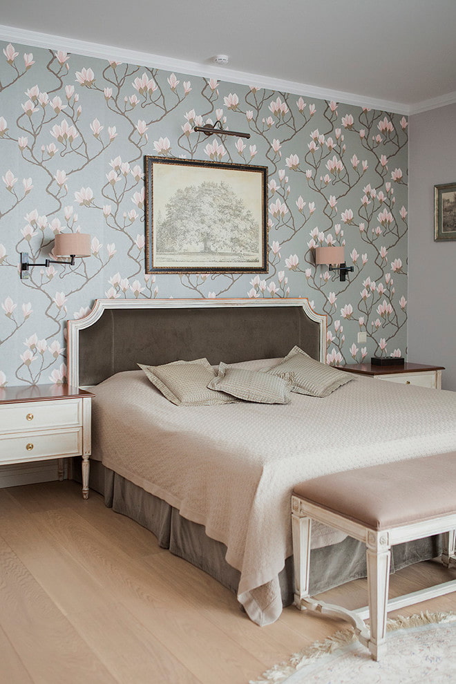 tkaninowa tapeta z kwiatowym wzorem w sypialni