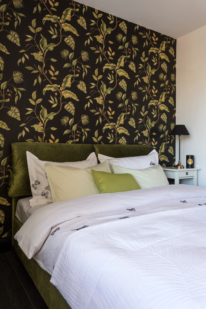 textilná tapeta s kvetinovým vzorom v spálni