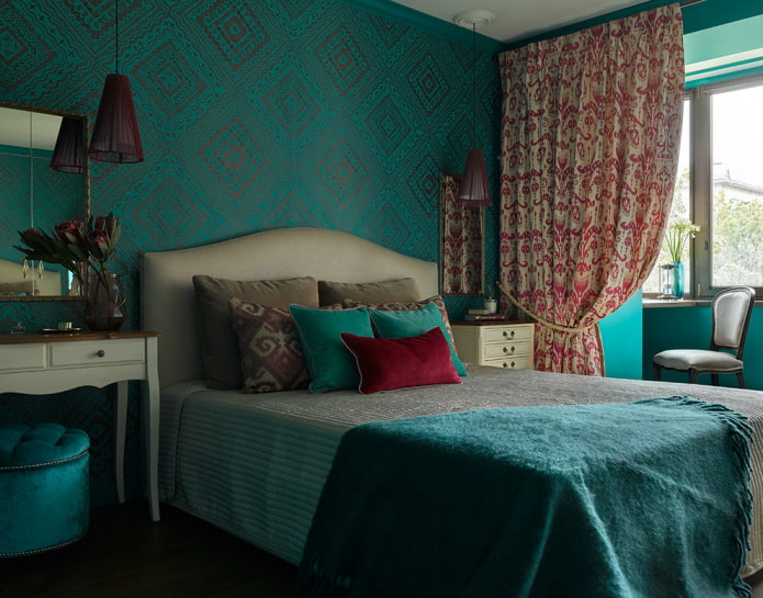 textilná tapeta s ornamentom v spálni