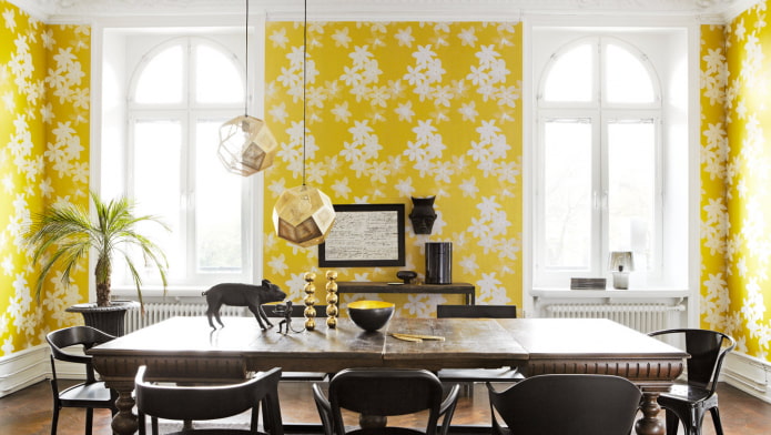 žltá tapeta z papiera v interiéri
