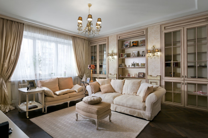 klassieke woonkamer in beige tinten