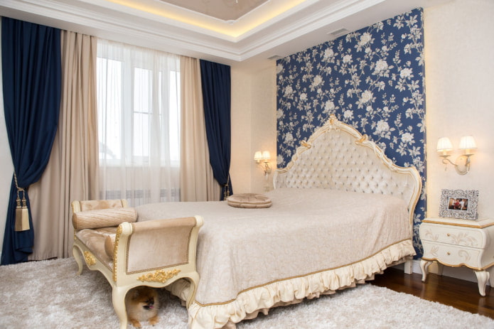 beige en blauwe gordijnen in de slaapkamer