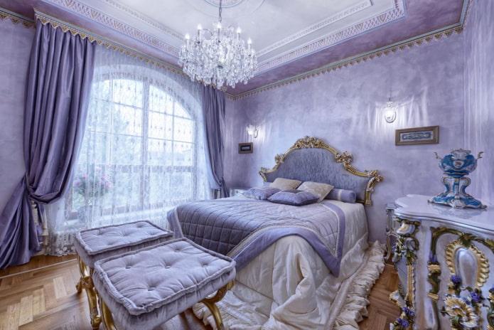 lila záclony v spálni v klasickom štýle
