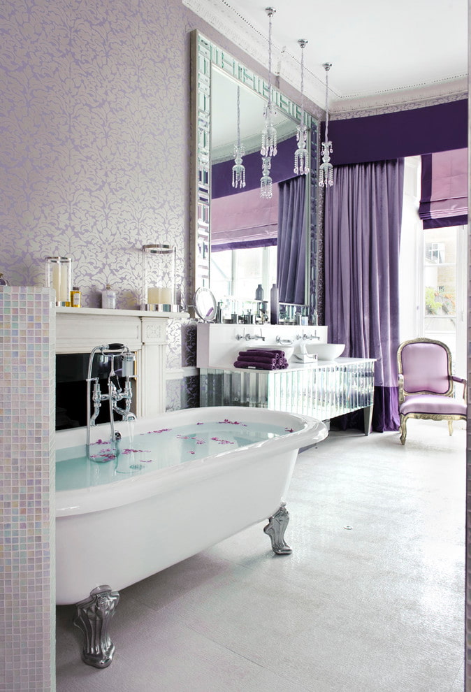rideaux lilas à l'intérieur de la salle de bain