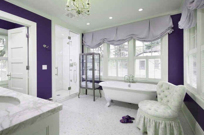 lyse lilla gardiner i badeværelset