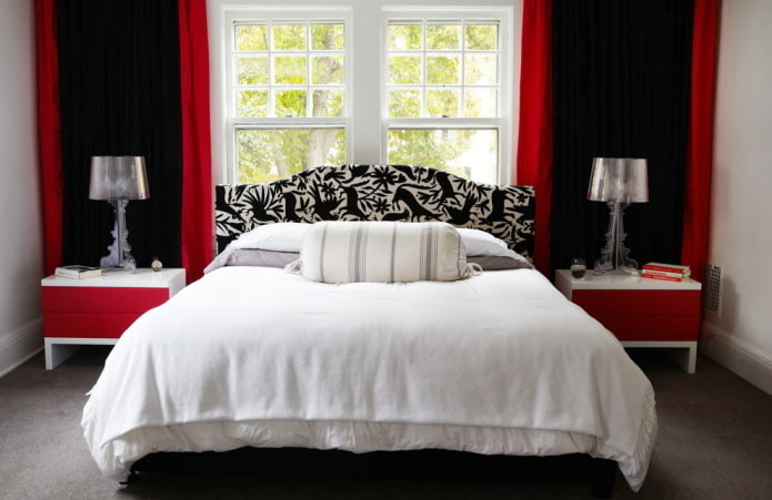 Спалня с черни и червени завеси