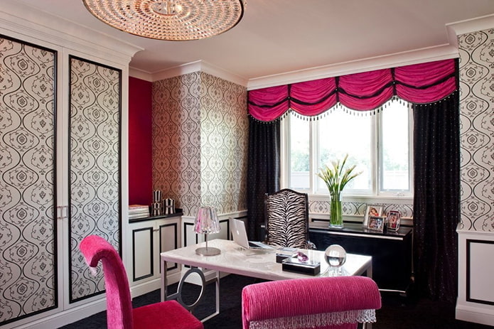 sorte og lyserøde gardiner med lambrequin