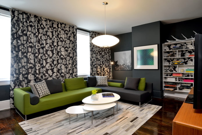 lys sofa og sorte gardiner med mønster