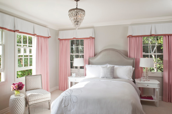 cortines de color rosa clar al dormitori