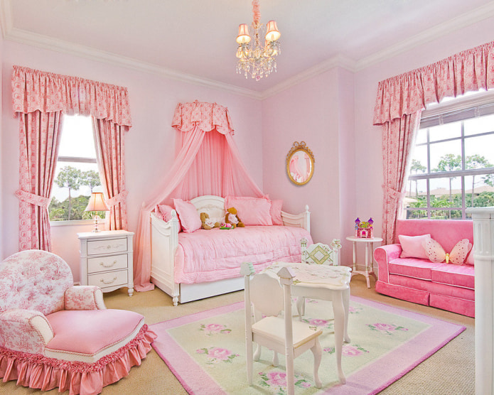 lyserøde gardiner i børnehaven