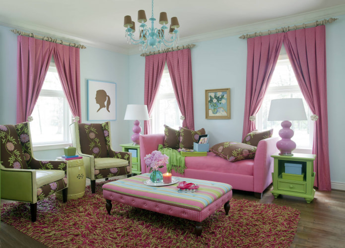 lyserød sofa og lyserøde gardiner