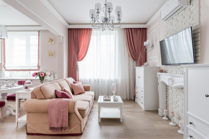 roze gordijnen in de woonkamer