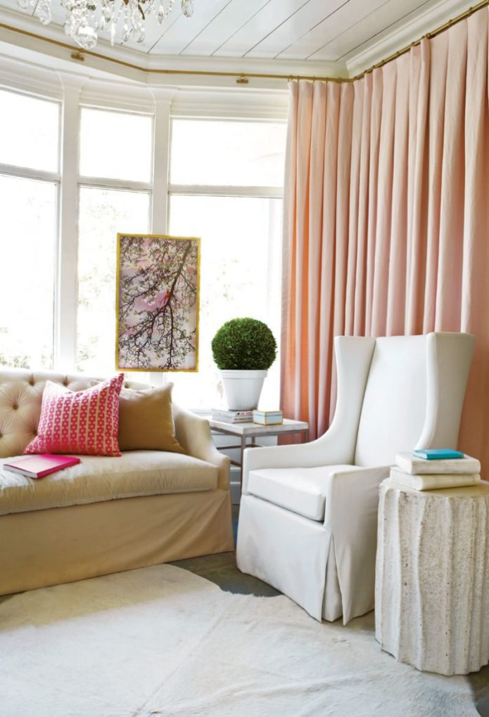 lyserøde gardiner i stuen