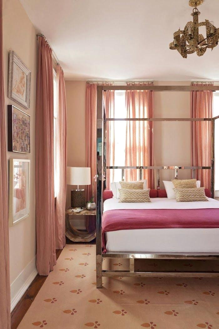 lyserøde gardiner i soveværelset