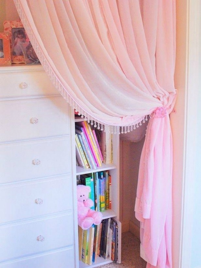 tende rosa nella stanza dei bambini
