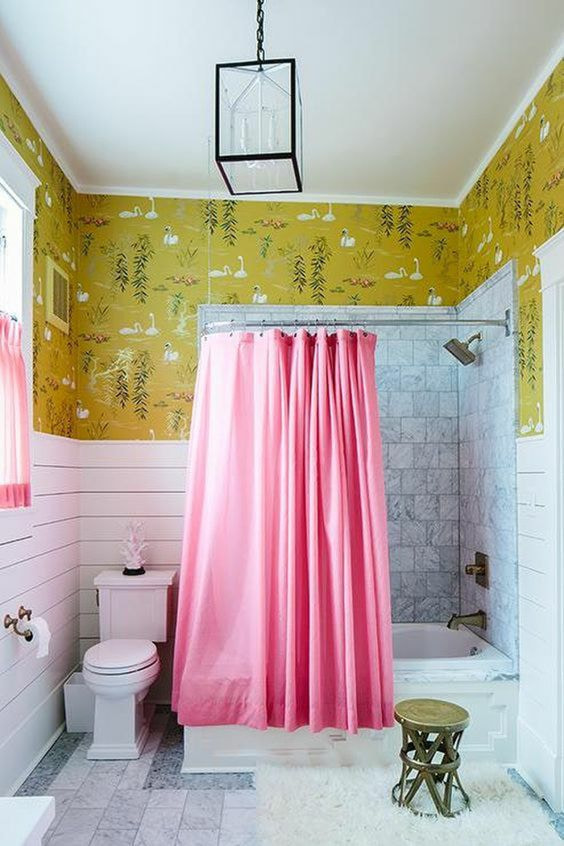 roze gordijnen in de badkamer