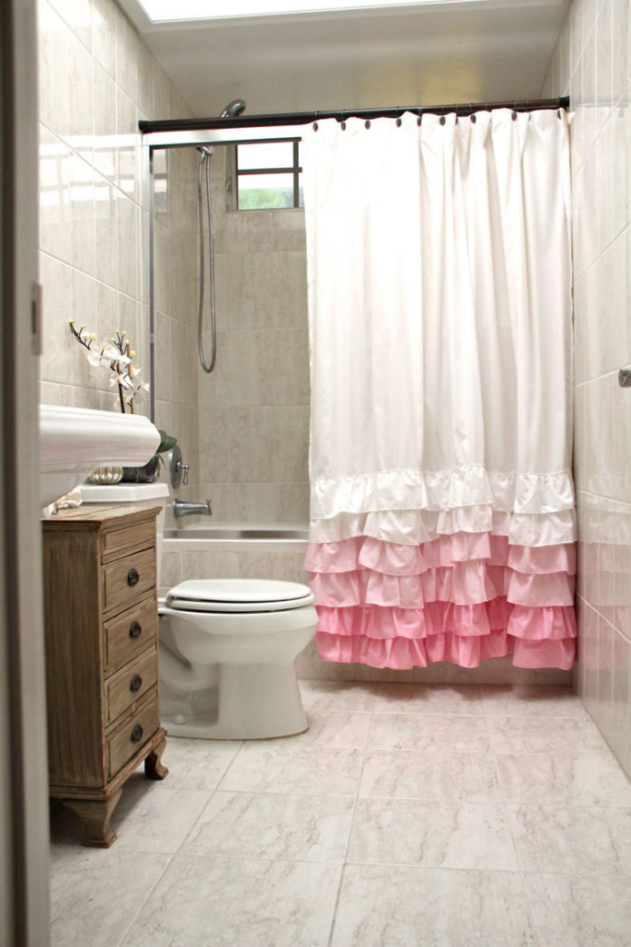 hvidt og lyserødt gardin i badeværelset