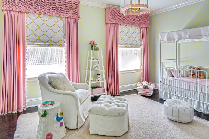 hvide og lyserøde gardiner i børnehaven