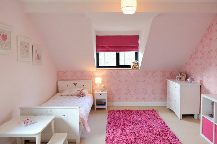 roze vouwgordijn en roze tapijt