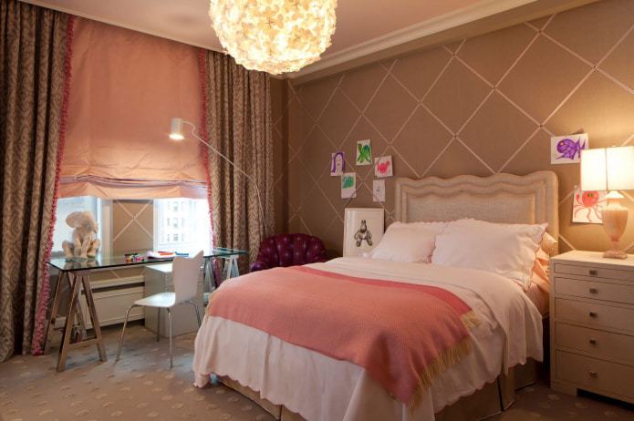 beige en roze gordijnen in de slaapkamer